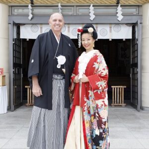 赤色のリメイク打掛を着た花嫁と花婿