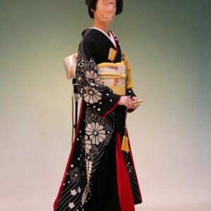 黒色のリメイク引き振袖を着た花嫁