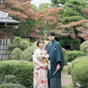 クリーム色のリメイク引き振袖を着た花嫁と花婿