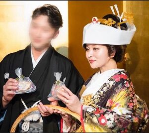黒色のリメイク打掛を着た花嫁と花婿