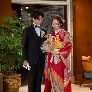 赤色のリメイク引き振袖を着た花嫁と花婿