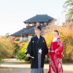 赤色のリメイク打掛を着た花嫁