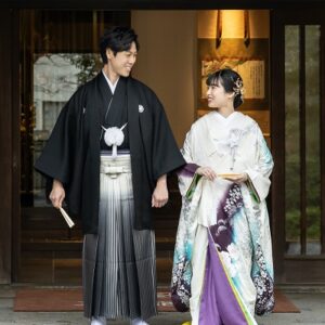 白色のリメイク打掛を着た花嫁と花婿