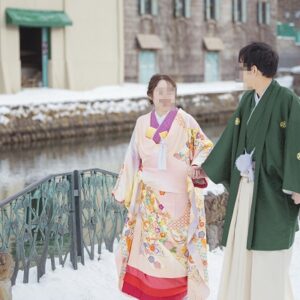 ピンク色のリメイク打掛を着た花嫁と花婿