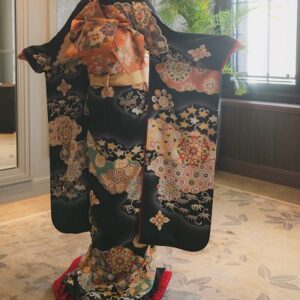 黒色のリメイク引き振袖を着た花嫁