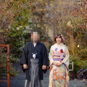 クリーム色のリメイク引き振袖を着た花嫁と花婿