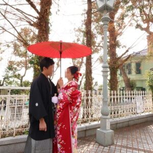 赤色のリメイク打掛を着た花嫁と花婿