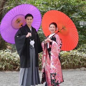 黒色のリメイク打掛を着た花嫁と花婿