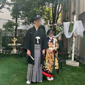 黒色のリメイク引き振袖を着た花嫁と花婿