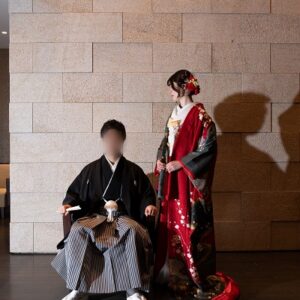 赤色のリメイク打掛を着た花嫁と花婿