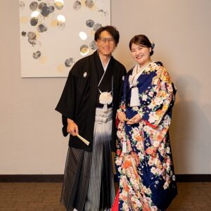 青色のリメイク打掛を着た花嫁と花婿