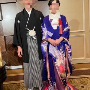 青色のリメイク打掛を着た花嫁と花婿