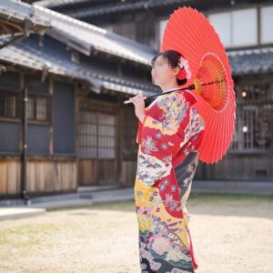 赤色のリメイク打掛を着た花嫁