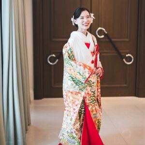 白色のリメイク打掛を着た花嫁