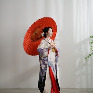 白色のリメイク打掛を着た花嫁