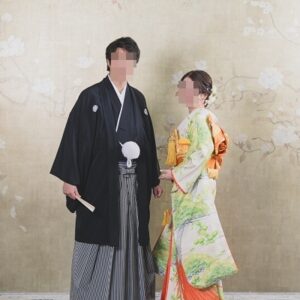 白色のリメイク引き振袖を着た花嫁と花婿