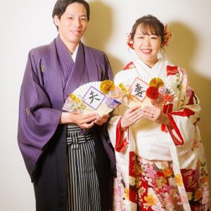 白色のリメイク打掛を着た花嫁と花婿