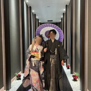 紫の総絞りのリメイク引き振袖を着た花嫁と花婿