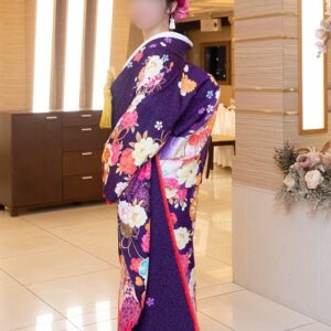 紫色のリメイク打掛を着た花嫁