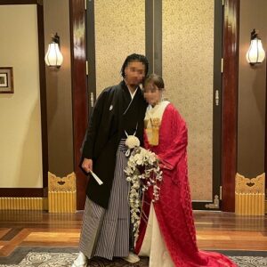 赤色のリメイク打掛を着た花嫁と花婿