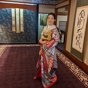 総柄のリメイク引き振袖を着た花嫁