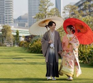 ピンク色のリメイク打掛を着た花嫁と花婿