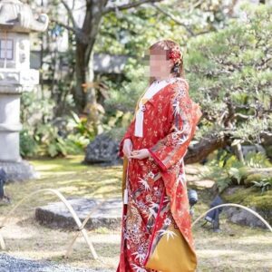 赤色のリメイク打掛を着た花嫁