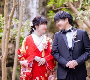 赤色のリメイク打掛を着た花嫁と花婿