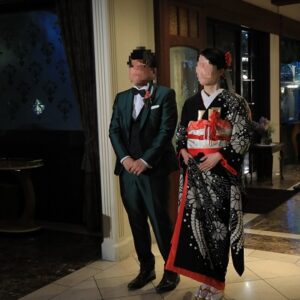 黒色のリメイク引き振袖を着た花嫁と花婿