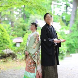 淡い緑色のリメイク打掛を着た花嫁と花婿