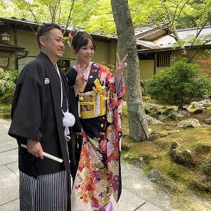 黒色のリメイク引き振袖を着た花嫁と花婿
