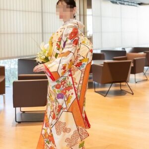 白色のリメイク打掛を着た花嫁