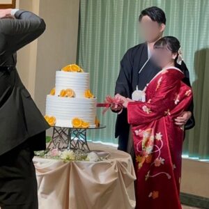 赤色のリメイク打掛を着た花嫁と花婿