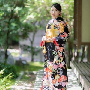 黒色のリメイク引き振袖を着た花嫁