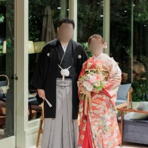 赤色のリメイク引き振袖を着た花嫁と花婿