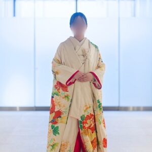 白色のリメイク打掛を着た花嫁