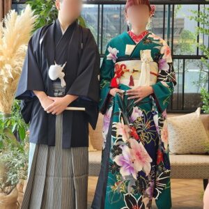 緑色のリメイク引き振袖を着た花嫁と花婿