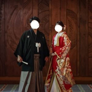 赤色のリメイク打掛を着た花嫁と花婿