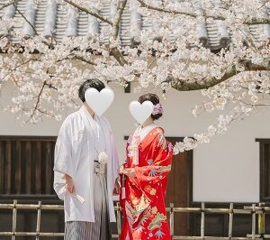 赤色のリメイク打掛を着た花嫁と花婿