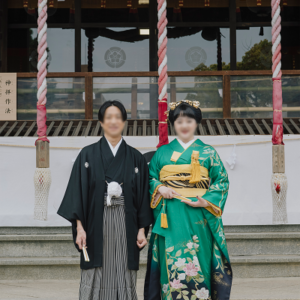 緑色のリメイク引き振袖を着た花嫁と花婿