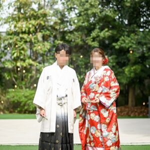 赤色のリメイク打掛を着た花嫁と花婿