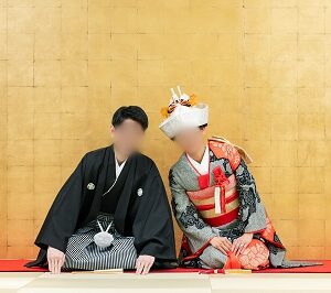 黒色のリメイク引き振袖を着た花嫁と花婿