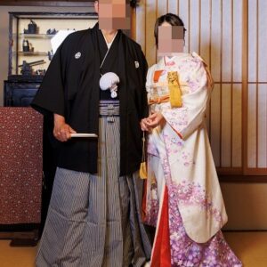 白色のリメイク引き振袖を着た花嫁と花婿