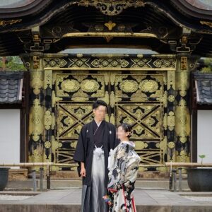 白地のリメイク打掛を着た花嫁と花婿