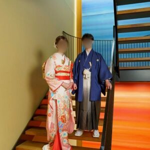 ピンク色のリメイク引き振袖を着た花嫁と花婿