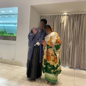 白色のリメイク打掛を着た花嫁と花婿