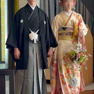 クリーム色のリメイク引き振袖を着た花嫁と花婿
