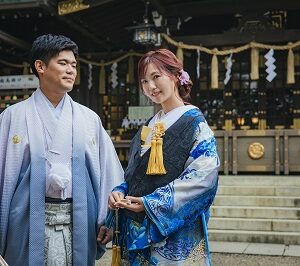 黒色のリメイク打掛を着た花嫁と花婿