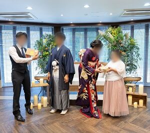 紫色のリメイク引き振袖を着た花嫁と花婿とご家族