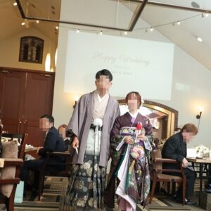 紫色のリメイク引き振袖を着た花嫁と花婿